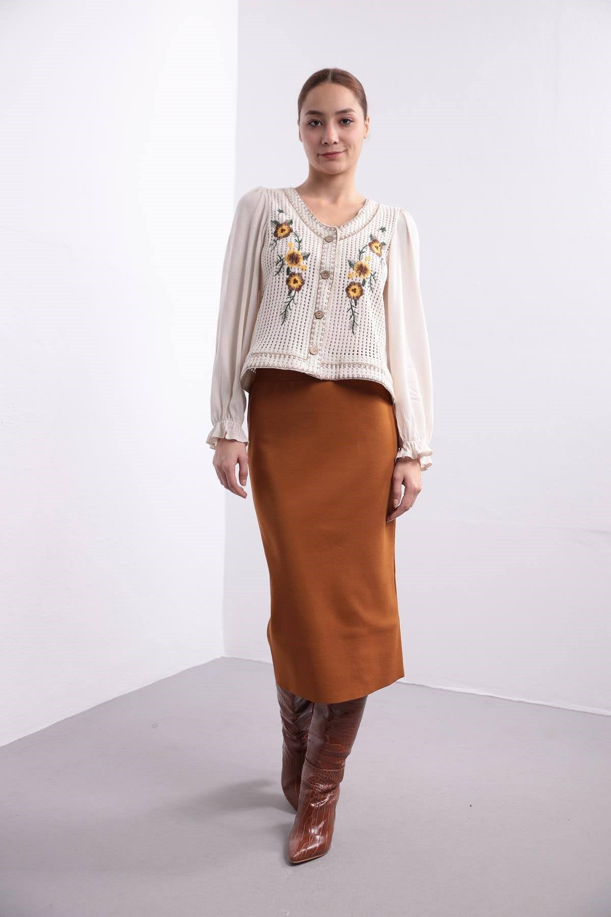 Floral Daisy Embroidered Buttoned Blouse