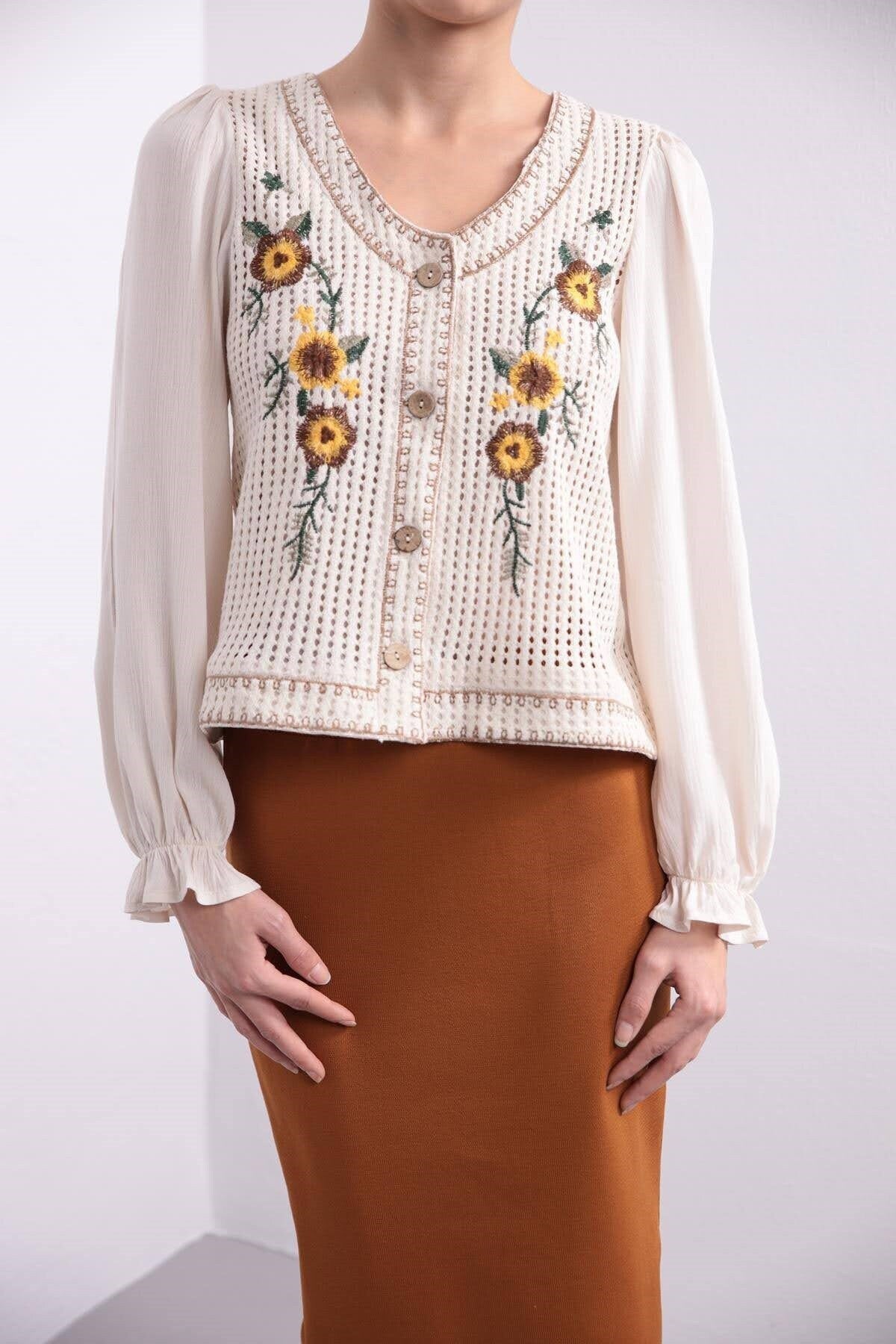 Floral Daisy Embroidered Buttoned Blouse