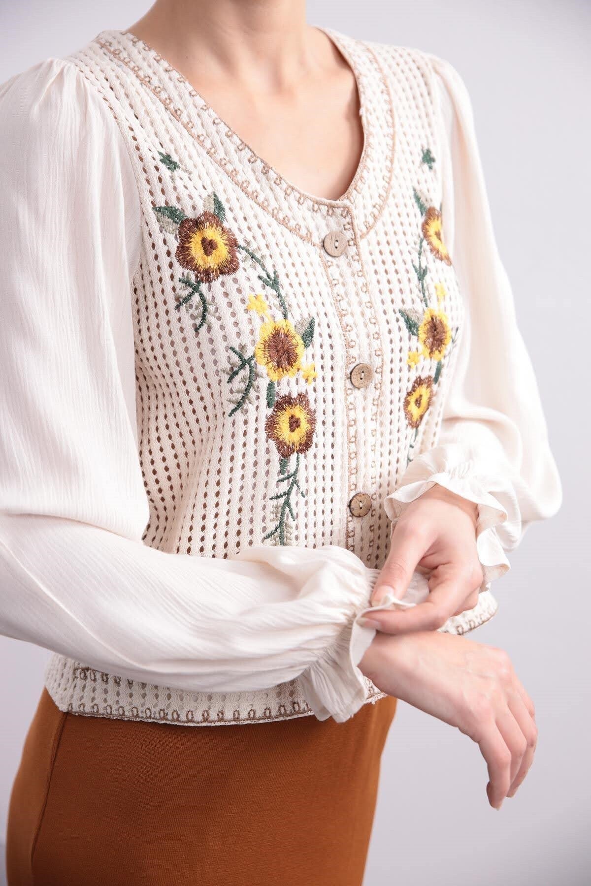 Floral Daisy Embroidered Buttoned Blouse