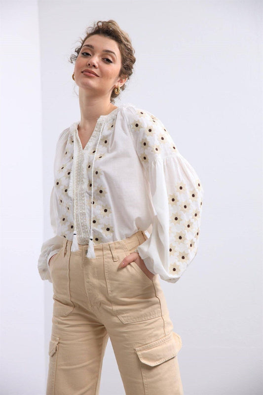 Blusa ucraniana con bordado de estrellas y flores
