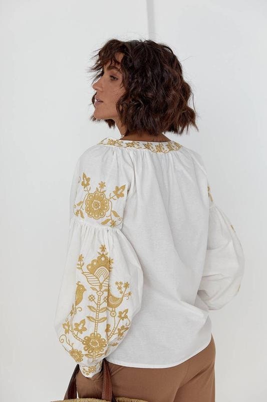 Blusa de algodón bordada con flores y pájaros dorados