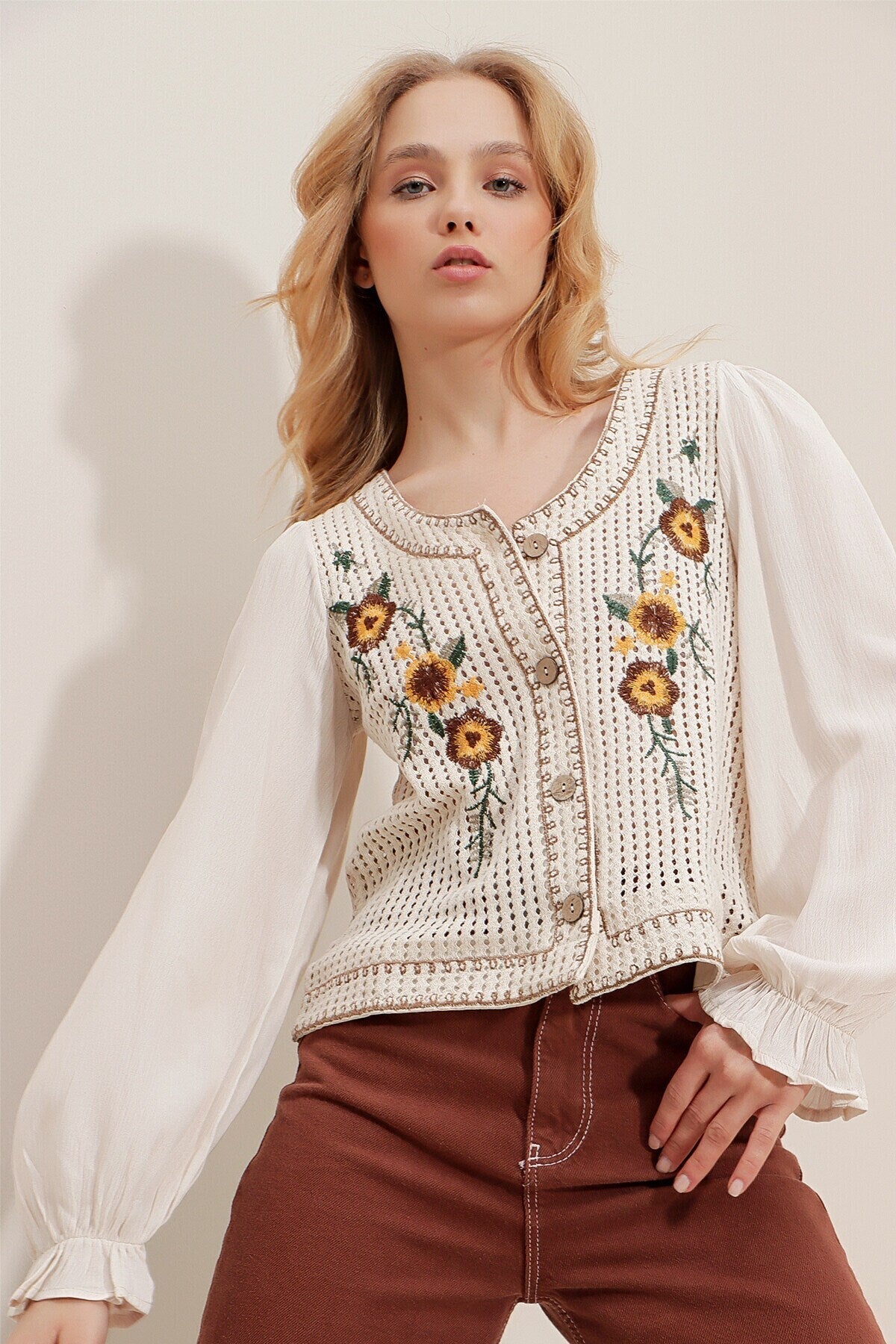 Floral Daisy Embroidered Buttoned Blouse