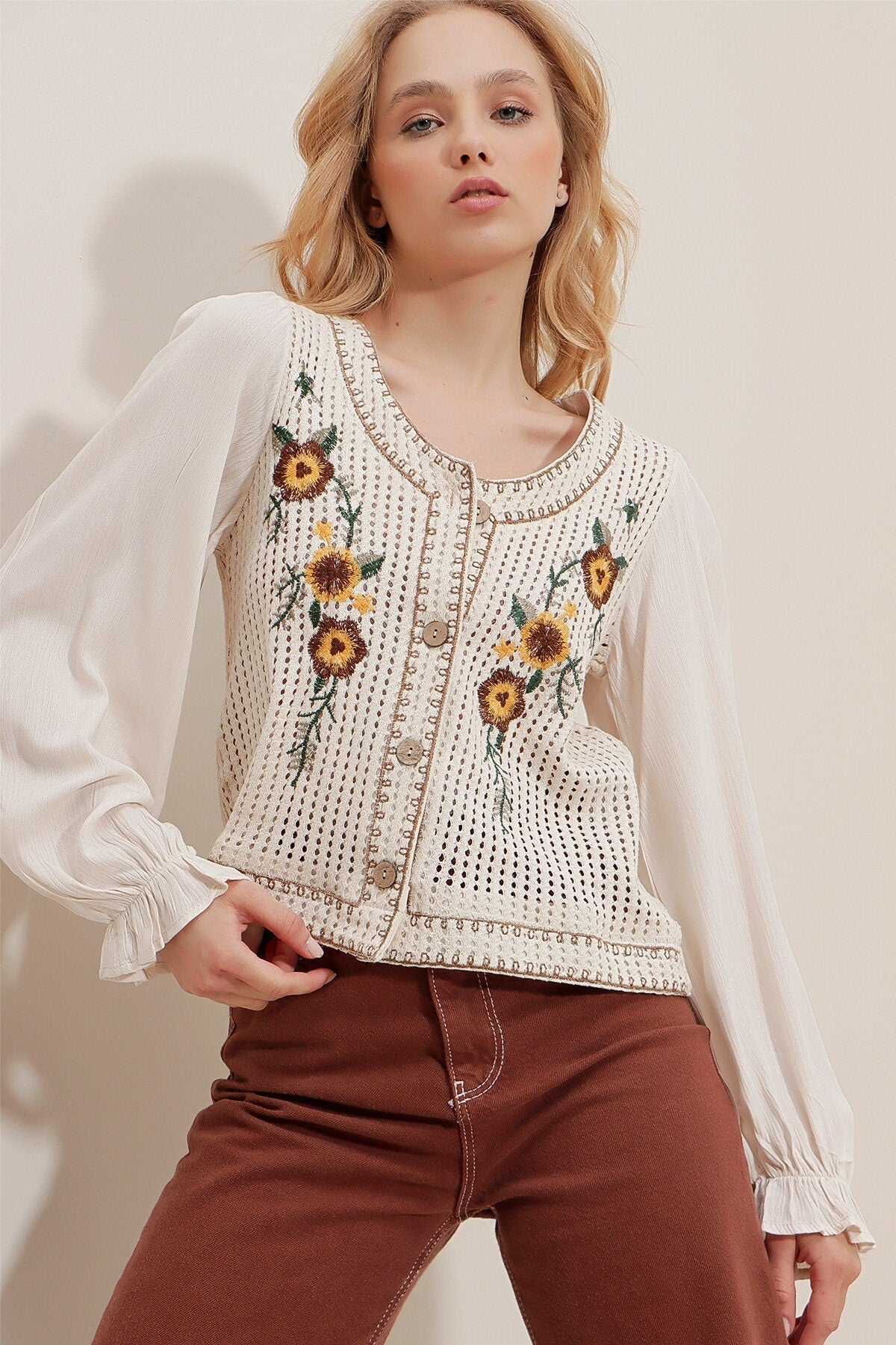 Floral Daisy Embroidered Buttoned Blouse