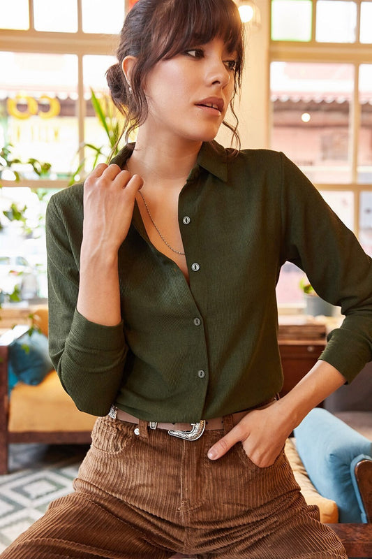 Camisa de terciopelo verde esmeralda con botones