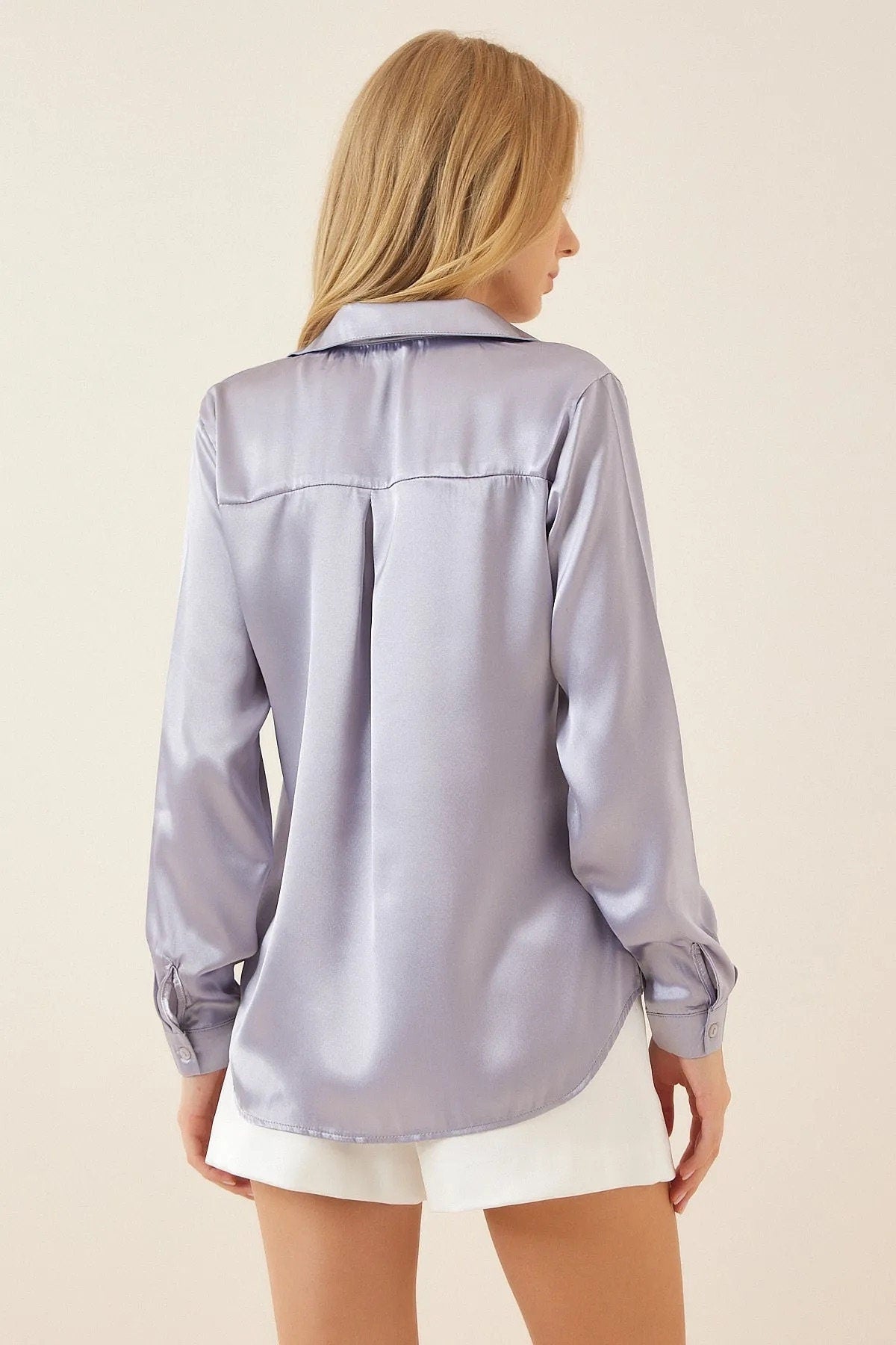 Blusa de satén gris