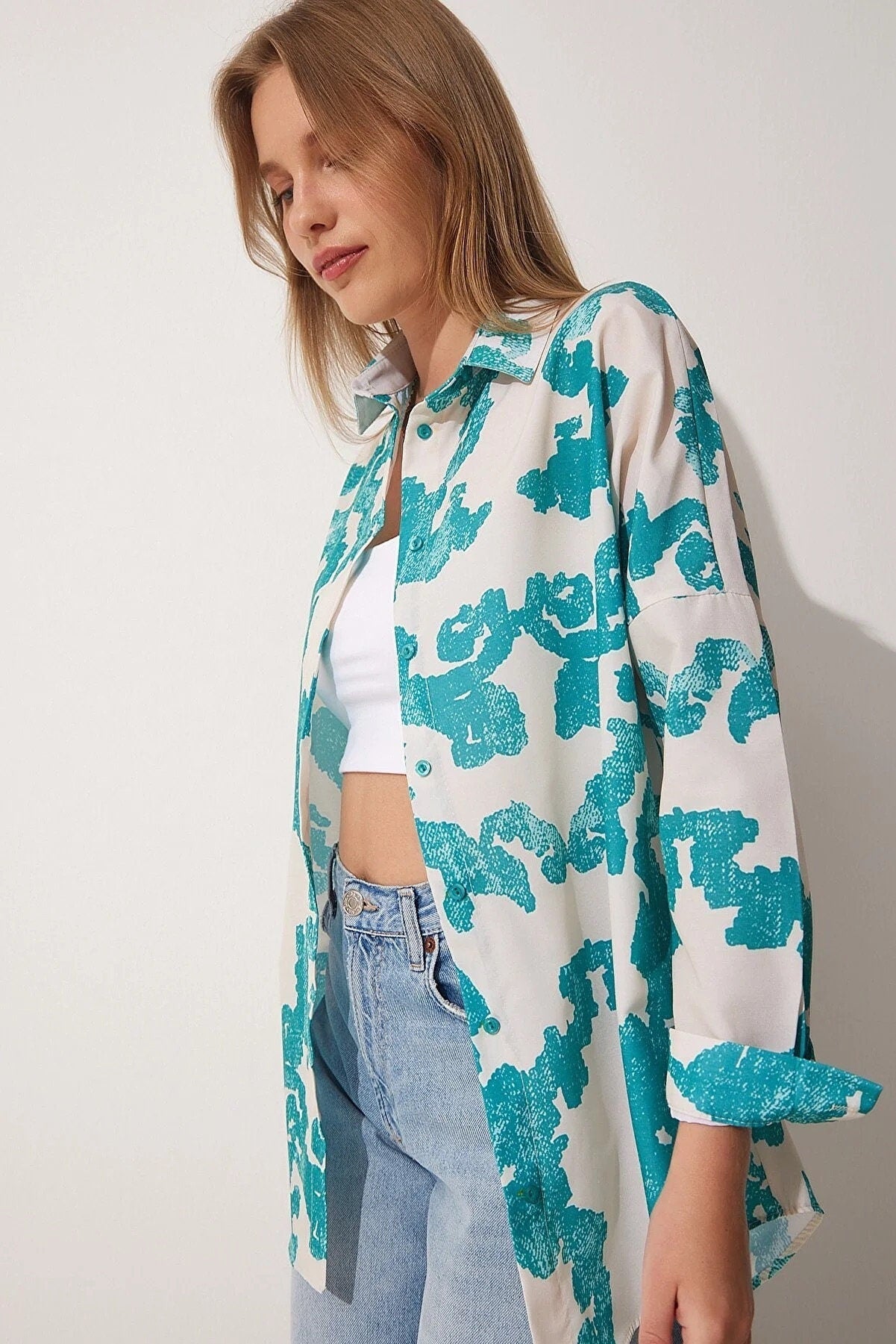 Blusa de botones de mezcla de algodón con estampado floral negra