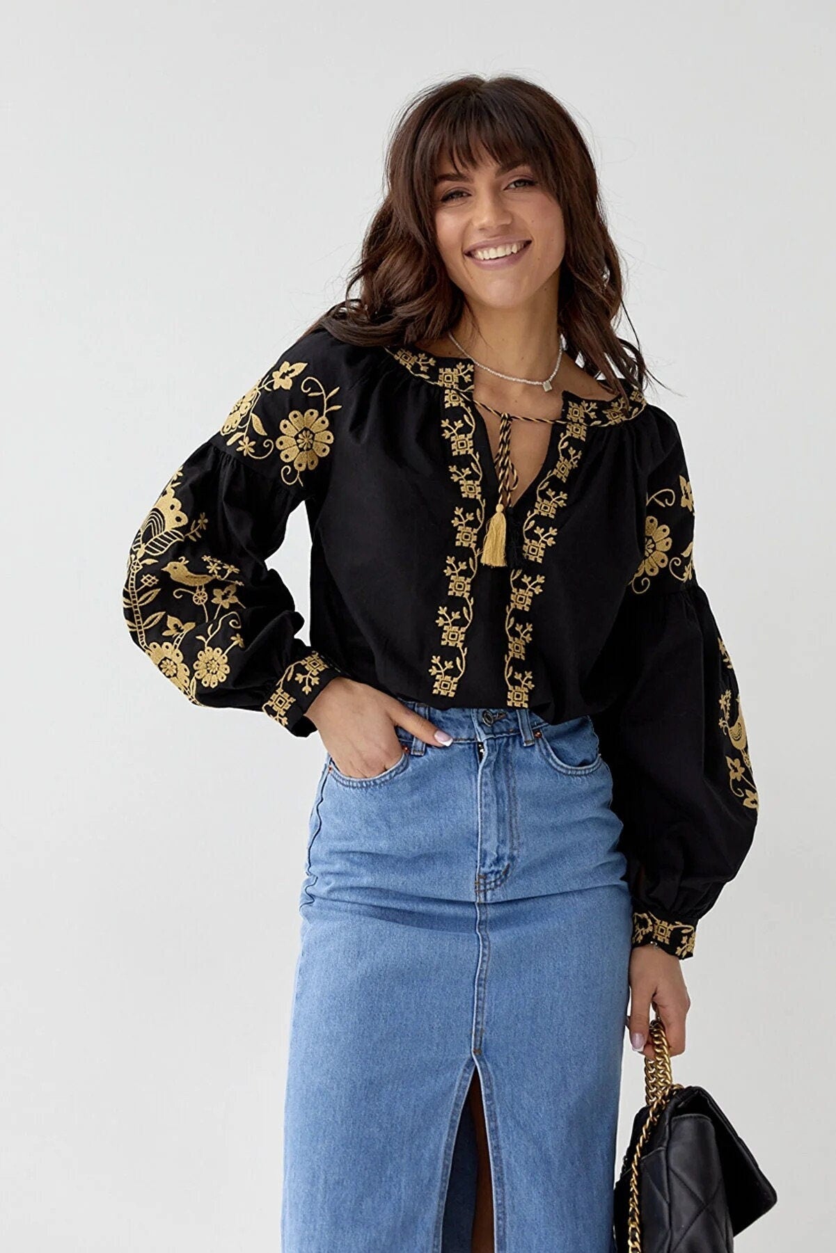 Blusa de algodón bordada con flores y pájaros dorados