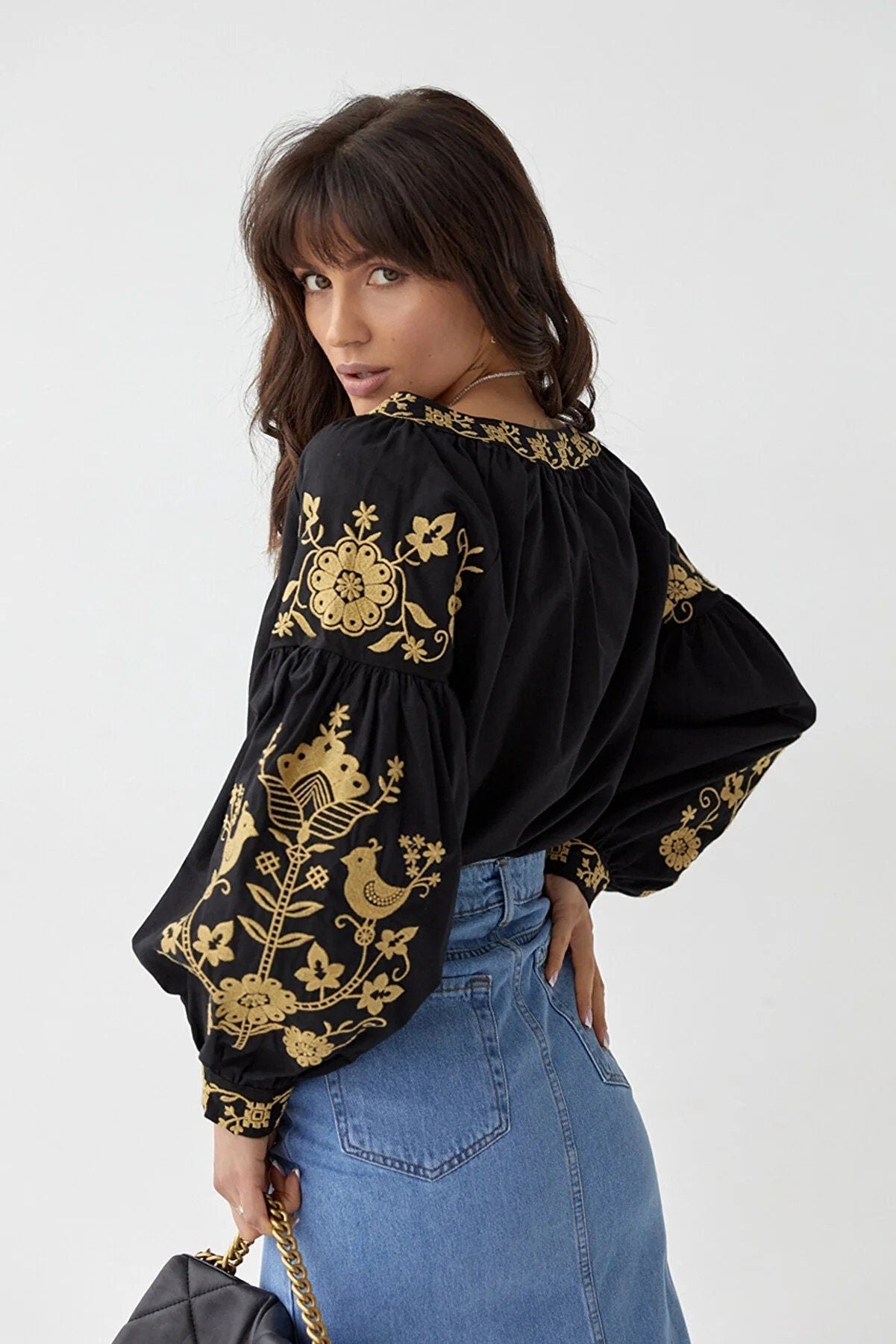 Blusa de algodón bordada con flores y pájaros dorados