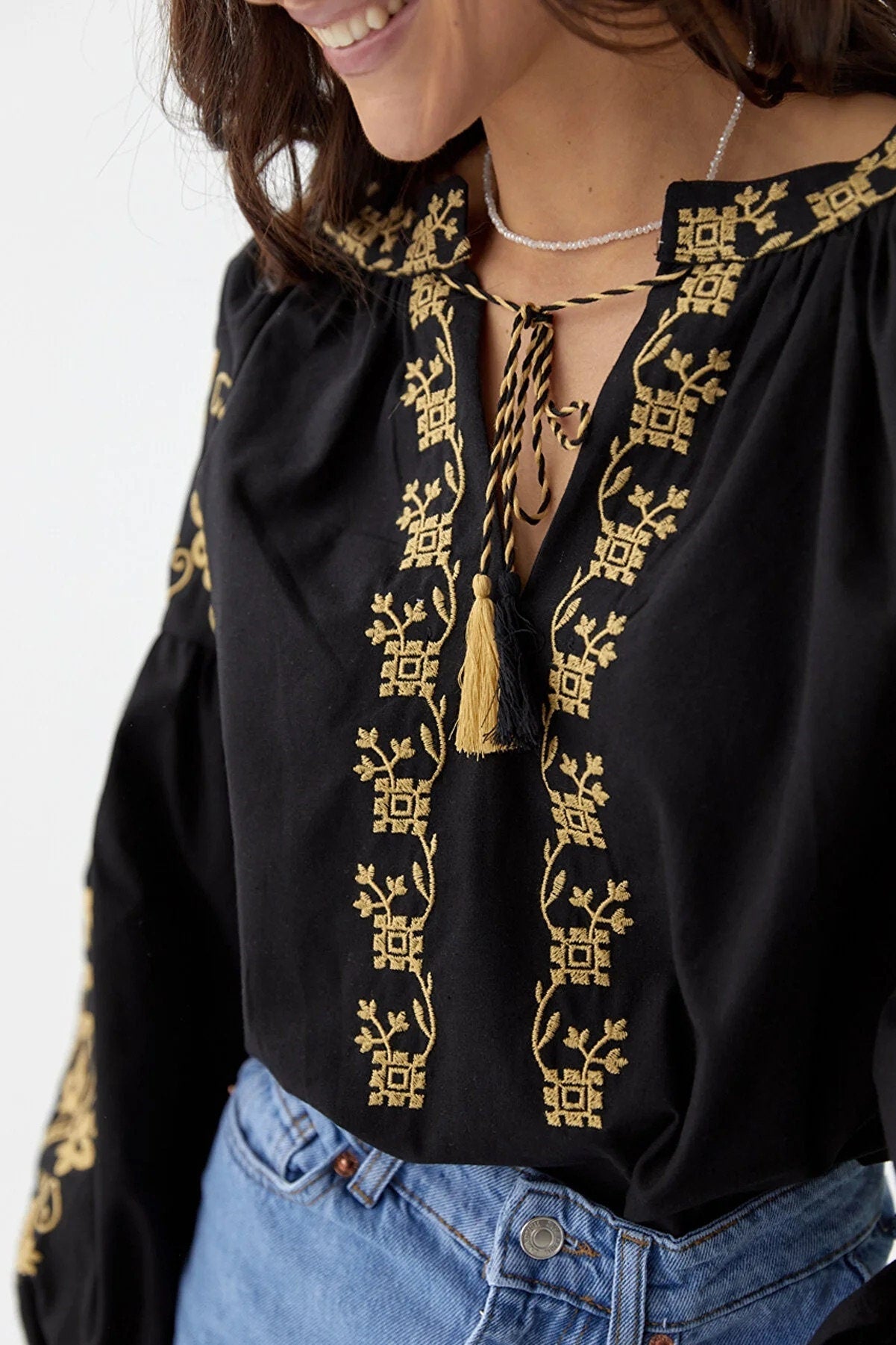 Blusa de algodón bordada con flores y pájaros dorados