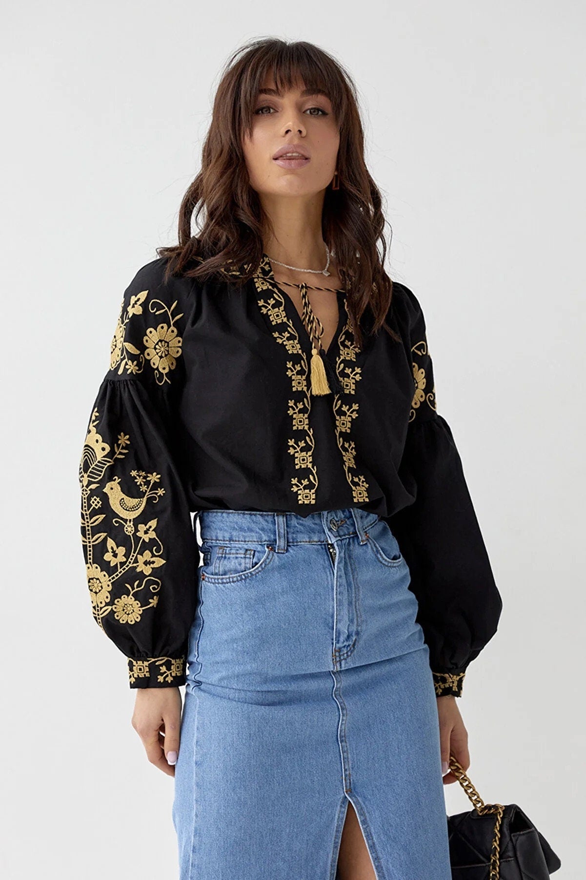 Blusa de algodón bordada con flores y pájaros dorados