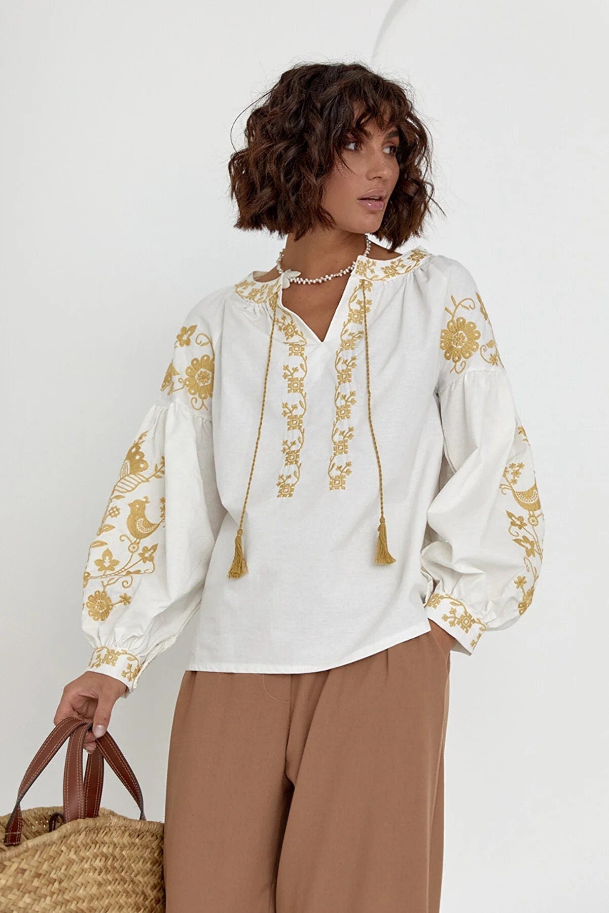 Blusa de algodón bordada con flores y pájaros dorados