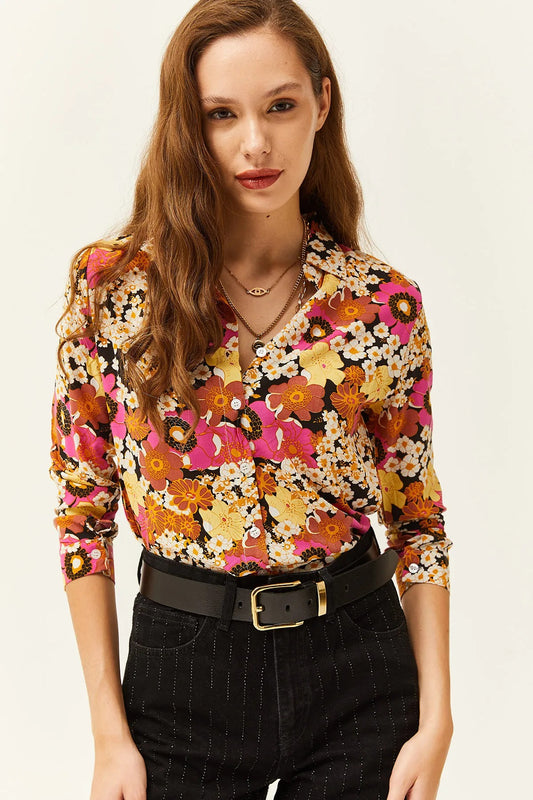 Blusa abotonada con diseño floral azul