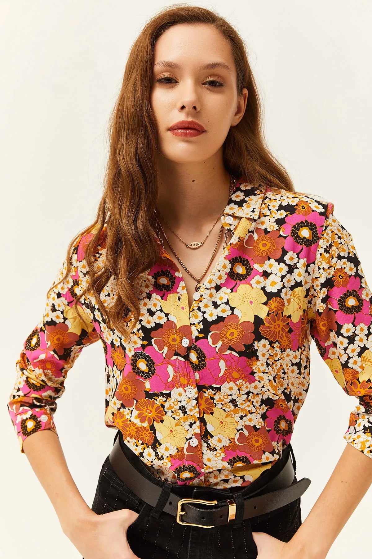 Blusa abotonada con diseño floral azul