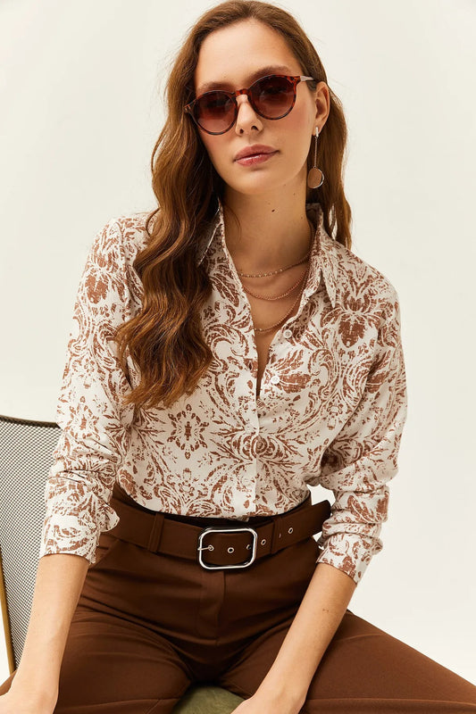 Blusa abotonada con diseño floral azul