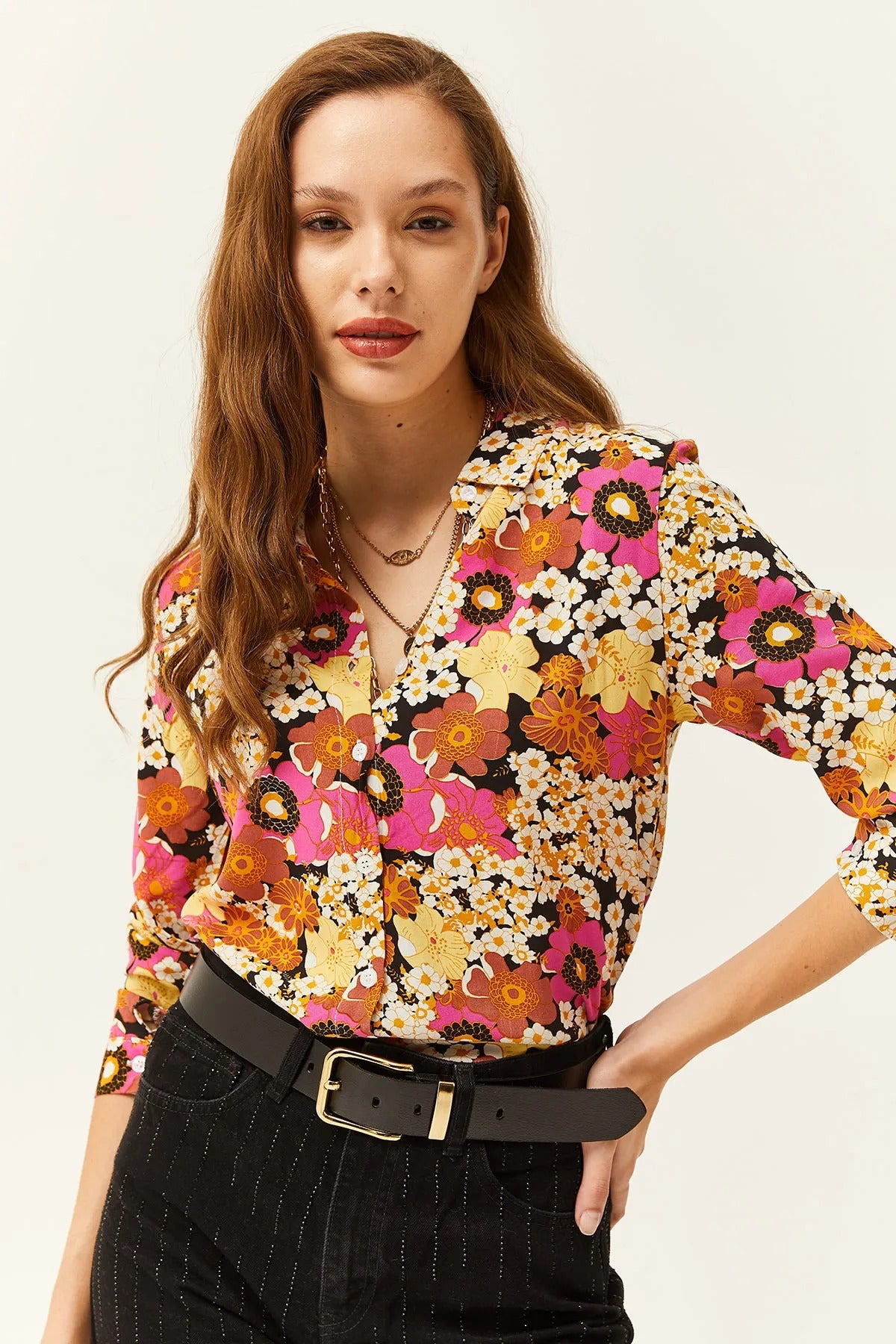 Blusa abotonada con diseño floral azul