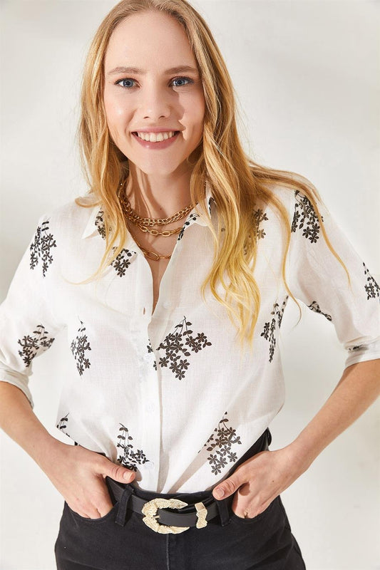 Blusa blanca de lino con estampado de hojas negras