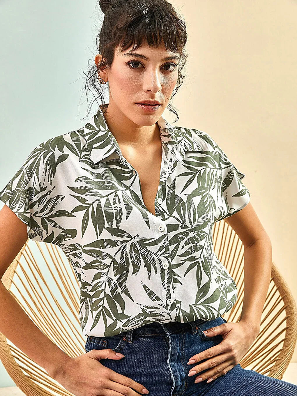 Blusa de manga corta con estampado de hojas verde