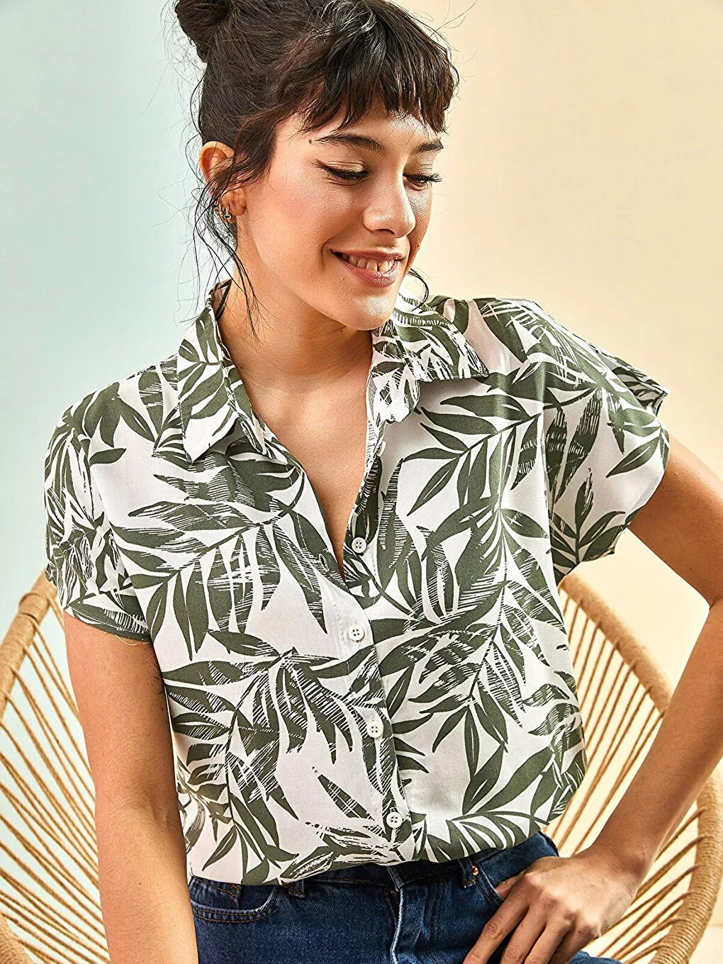 Blusa de manga corta con estampado de hojas verde