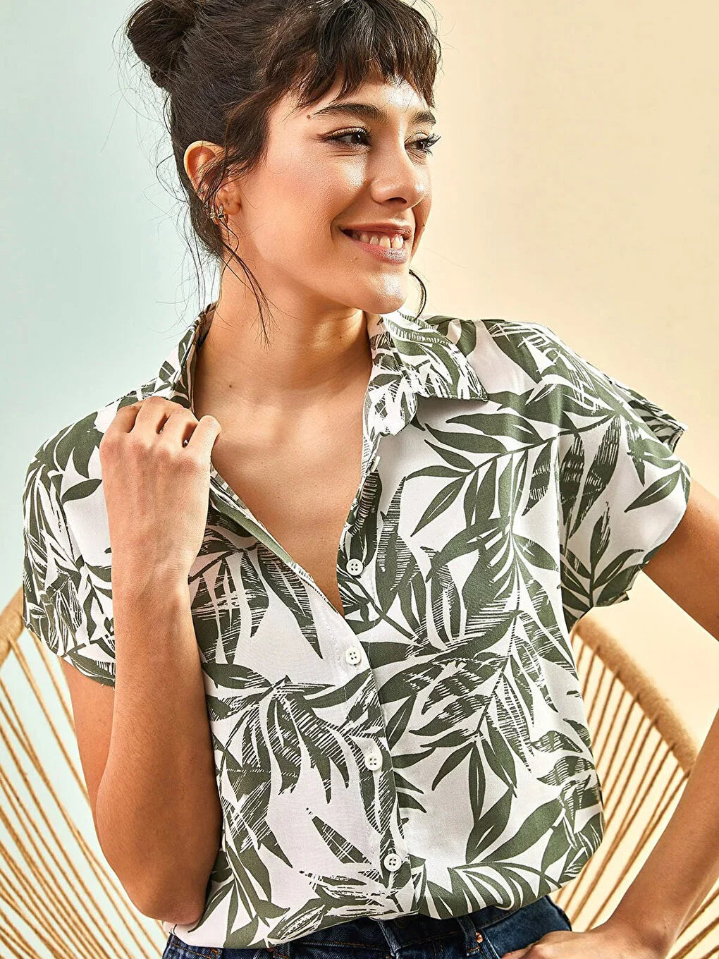 Blusa de manga corta con estampado de hojas verde