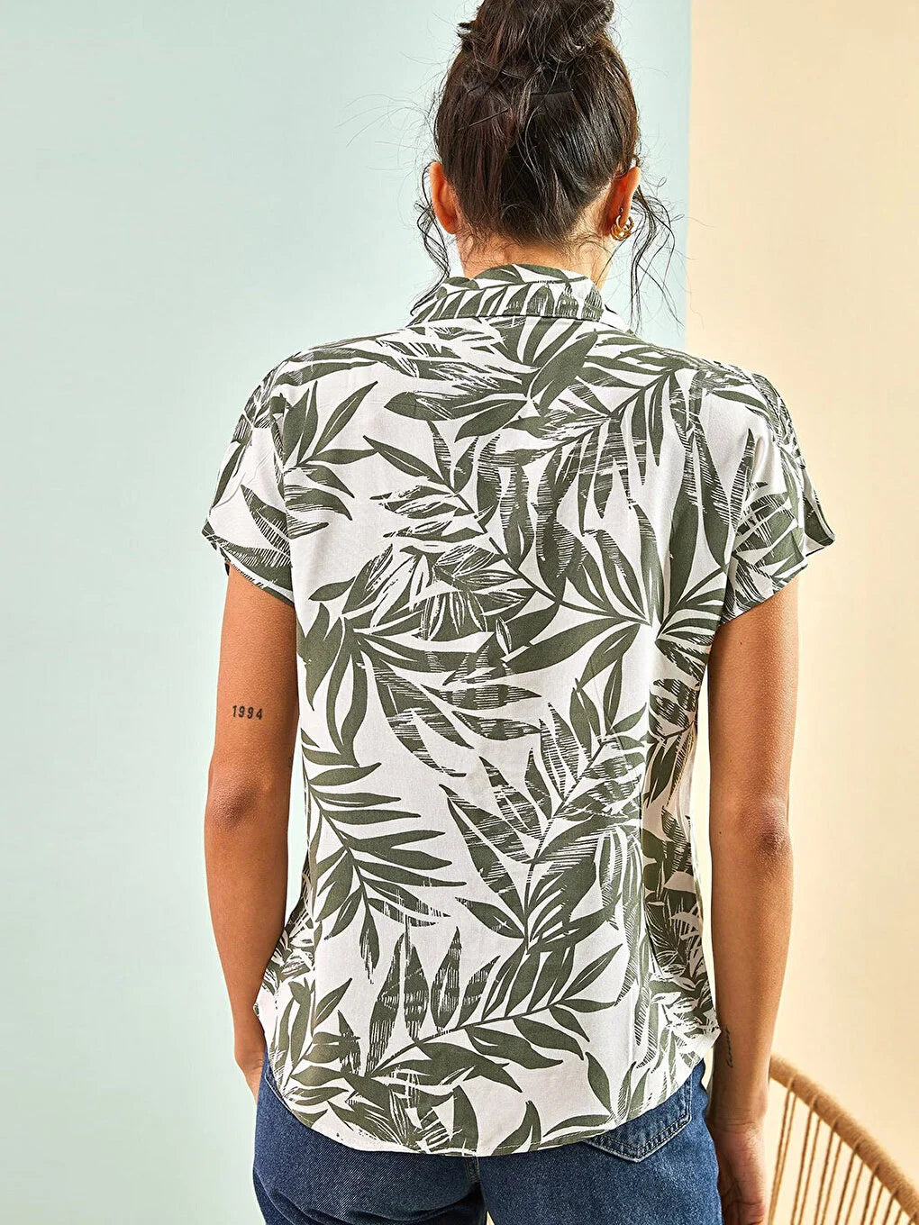 Blusa de manga corta con estampado de hojas verde